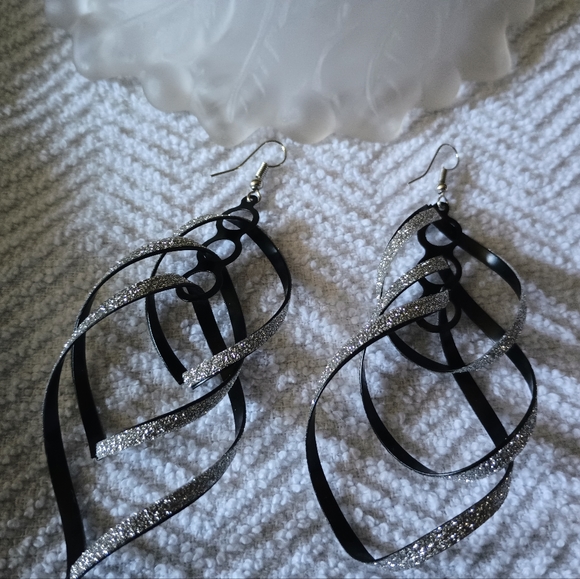 Swirl Geometric Earrings - Picture 9 of 10